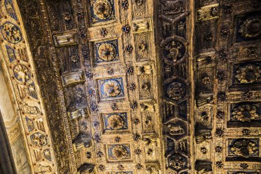Vatikan - Mayıs 2018: Vatikan Müzeleri, altın dekorasyon tavan ve duvarlar, Vatikan, Roma zengin süslü koridorlarında