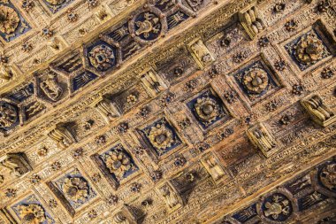 Vatikan - Mayıs 2018: Vatikan Müzeleri, altın dekorasyon tavan ve duvarlar, Vatikan, Roma zengin süslü koridorlarında