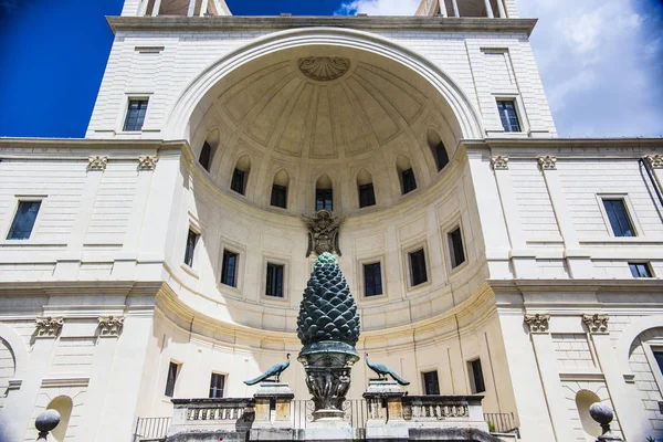 Vatikan - Mayıs 2018: Fontana della Pigna (