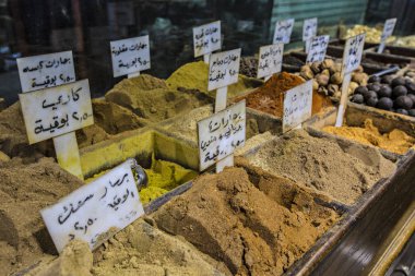 Amman, Ürdün - Mart 2019: Baharat, Kuruyemiş ve Şekerleme dükkanı piyasada merkezinde Amman, Jordan