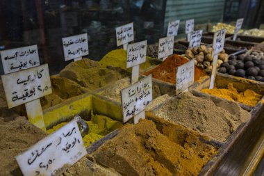 Amman, Ürdün - Mart 2019: Baharat, Kuruyemiş ve Şekerleme dükkanı piyasada merkezinde Amman, Jordan