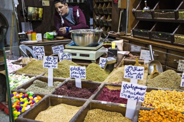 Amman, Ürdün - Mart 2019: Baharat, Kuruyemiş ve Şekerleme dükkanı piyasada merkezinde Amman, Jordan