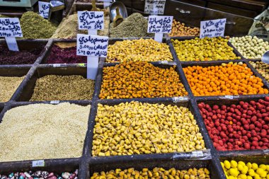 Amman, Ürdün - Mart 2019: Baharat, Kuruyemiş ve Şekerleme dükkanı piyasada merkezinde Amman, Jordan