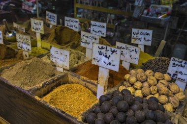 Amman, Ürdün - Mart 2019: Baharat, Kuruyemiş ve Şekerleme dükkanı piyasada merkezinde Amman, Jordan