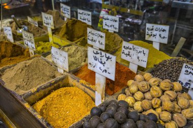 Amman, Ürdün - Mart 2019: Baharat, Kuruyemiş ve Şekerleme dükkanı piyasada merkezinde Amman, Jordan