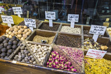 Amman, Ürdün - Mart 2019: Baharat, Kuruyemiş ve Şekerleme dükkanı piyasada merkezinde Amman, Jordan