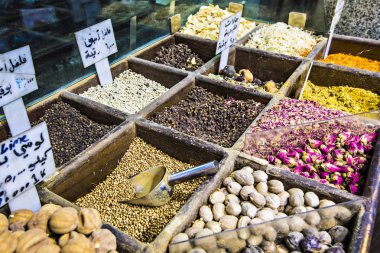 Amman, Ürdün - Mart 2019: Baharat, Kuruyemiş ve Şekerleme dükkanı piyasada merkezinde Amman, Jordan