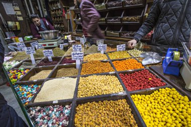 Amman, Ürdün - Mart 2019: Baharat, Kuruyemiş ve Şekerleme dükkanı piyasada merkezinde Amman, Jordan