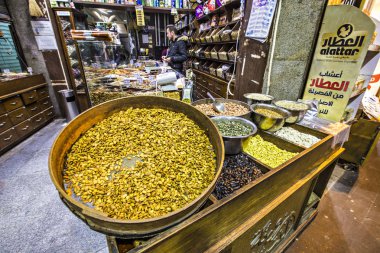Amman, Ürdün - Mart 2019: Baharat, Kuruyemiş ve Şekerleme dükkanı piyasada merkezinde Amman, Jordan