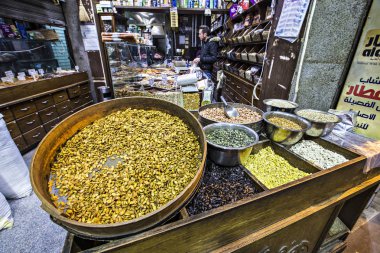 Amman, Ürdün - Mart 2019: Baharat, Kuruyemiş ve Şekerleme dükkanı piyasada merkezinde Amman, Jordan