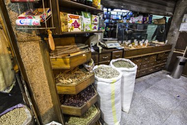 Amman, Ürdün - Mart 2019: Baharat, Kuruyemiş ve Şekerleme dükkanı piyasada merkezinde Amman, Jordan