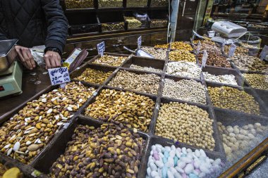Amman, Ürdün - Mart 2019: Baharat, Kuruyemiş ve Şekerleme dükkanı piyasada merkezinde Amman, Jordan