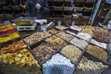 Amman, Ürdün - Mart 2019: Baharat, Kuruyemiş ve Şekerleme dükkanı piyasada merkezinde Amman, Jordan