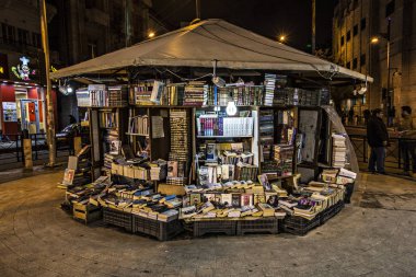 Amman, Ürdün - Mart 2019: Jordan Amman şehir merkezinde, kiosk şeklinde yapılan kitap Dükkanı