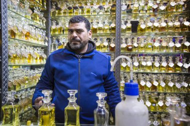 Amman, Ürdün - Mart 2019: geleneksel Arapça stressten şişe Amman, Ürdün için piyasada satan adam