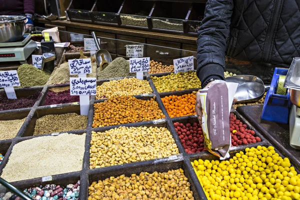 Amman, Ürdün - Mart 2019: Baharat, Kuruyemiş ve Şekerleme dükkanı piyasada merkezinde Amman, Jordan