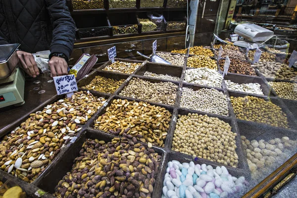 Amman, Ürdün - Mart 2019: Baharat, Kuruyemiş ve Şekerleme dükkanı piyasada merkezinde Amman, Jordan
