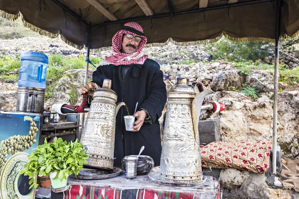 Ajloun Jordan Mars 2019 Beduin Man Traditionellt Klädd Förbereder Bedouin — Stockfoto