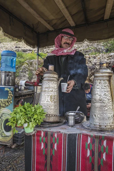 Ajloun Jordan Mars 2019 Beduin Man Traditionellt Klädd Förbereder Bedouin — Stockfoto