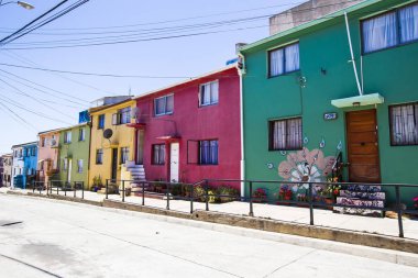 Valparaiso, Şili - Şubat 2019: Valparaiso Şehir Manzarası, tepelerde renkli evler, Şili