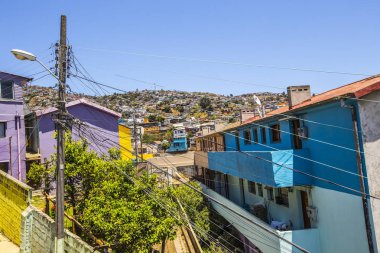 Valparaiso, Şili - Şubat 2019: Valparaiso Şehir Manzarası, tepelerde renkli evler, Şili
