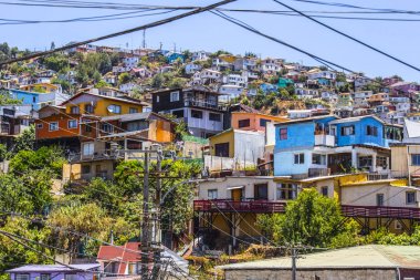 Valparaiso, Şili - Şubat 2019: Valparaiso Şehir Manzarası, tepelerde renkli evler, Şili
