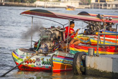 Bangkok, Tayland - Nisan 2019: Bangkok Chao Phraya Nehri üzerinde uzun tekne adam, Tayland