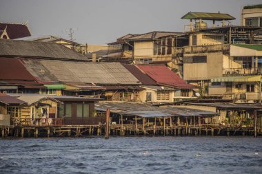  Bangkok 'un Khlong ilçesi, Tayland, Bangkok' ta Chao Phraya nehri kıyısında evler