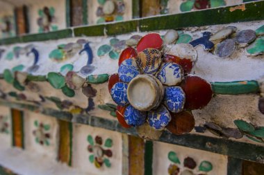Bangkok, Tayland - Nisan 2019: Bangkok, Tayland'daki Wat Arun tapınağının mozaik dekorasyon detayları