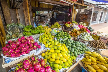 Luang Prabang, Laos pazar tezgahında Egzotik meyve