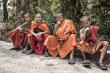 Laos turuncu Budist elbise giyen Budist keşiş çocuklar