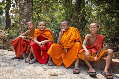Laos turuncu Budist elbise giyen Budist keşiş çocuklar