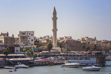 Saida, Lübnan - Ekim 2018: Sayda (Sidon) şehir manzarası, Sidon Deniz Kalesi manzarası, Lübnan