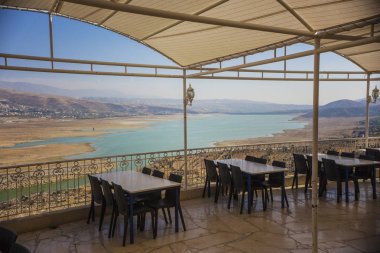 Bekaa, Lübnan - Ekim 2018: Suriye sınırına yakın Bekaa vadisindeki güzel Qaraoun Gölü'nün havadan görünümü, Lübnan. Bekaa, Lübnan'daki açık hava kafesinden manzara