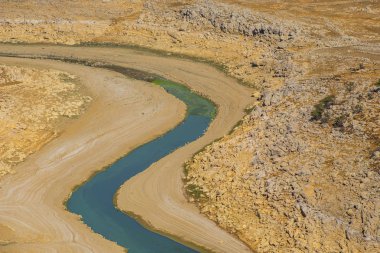 Bekaa vadisinde güzel Qaraoun Gölü havadan görünümü, Suriye sınırına yakın, Lübnan