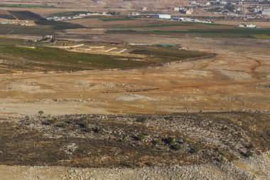 Bekaa vadisi, tepeler ve köylerde yürüyen koyun sürüsünün havadan görünümü, Lübnan