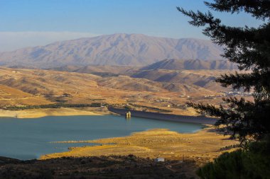 Bekaa vadisinde güzel Qaraoun Gölü havadan görünümü, Suriye sınırına yakın, Lübnan