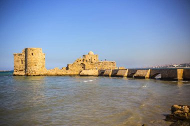Saida, Lübnan - Ekim 2018: On üçüncü yüzyılda haçlılar tarafından kutsal topraklar, Lübnan'ın kalesi olarak inşa edilen Sidon Deniz Kalesi'nin görünümü