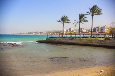 Saida, Lübnan - Ekim 2018: Sayda (Sidon) sahil şeridi, Sidon Deniz Kalesi manzarası, Palmiye ağaçlarıyla Lübnan sahil.
