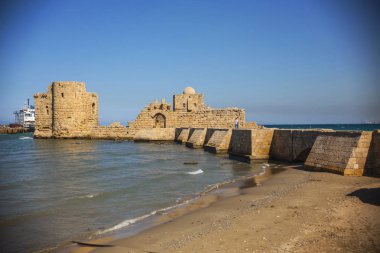 Saida, Lübnan - Ekim 2018: On üçüncü yüzyılda haçlılar tarafından kutsal topraklar, Lübnan'ın kalesi olarak inşa edilen Sidon Deniz Kalesi'nin görünümü