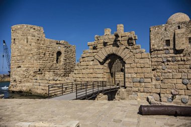 Saida, Lübnan - Ekim 2018: On üçüncü yüzyılda haçlılar tarafından kutsal topraklar, Lübnan'ın kalesi olarak inşa edilen Sidon Deniz Kalesi'nin görünümü