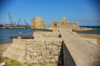 Saida, Lübnan - Ekim 2018: On üçüncü yüzyılda haçlılar tarafından kutsal topraklar, Lübnan'ın kalesi olarak inşa edilen Sidon Deniz Kalesi'nin görünümü