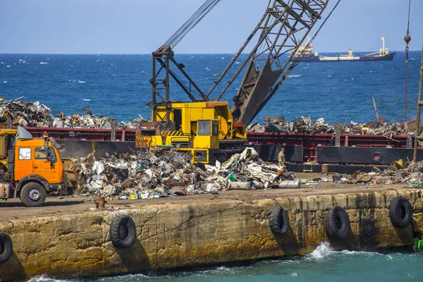 黎巴嫩Saida港的垃圾处理 — 图库照片