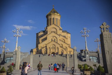 Tiflis, Gürcistan - Mart 2015: Güneşli bir günde Tiflis Kutsal Teslis Katedrali (Tsminda Sameba Katedrali), Gürcistan