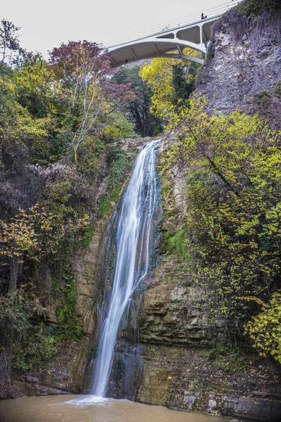 Schöner Wasserfall Nationalen Botanischen Garten Georgiens Einem Sonnigen Herbsttag Tiflis — Stockfoto