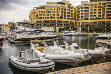 Sliema Körfezi 'nde tekneler ve yatlar, Sliema, Malta' da bulutlu bir sabah.