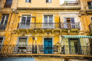 St. Julians, Malta - Eylül 2018: St. Julians, Malta'daki geleneksel Malta evleri
