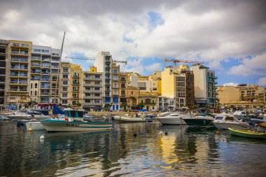 Sliema, Malta - Eylül 2018: Sliema Körfezi'nde tekne ve yatlar, Sliema, Malta'da bulutlu sabah