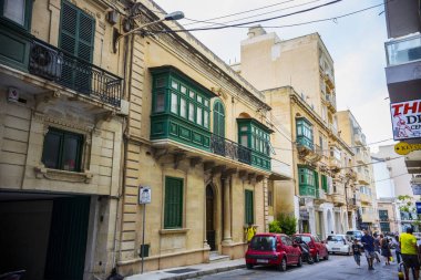 St. Julians, Malta - Ekim 2018: St. Julians, Malta'da geleneksel evlerin bulunduğu eski dar sokak
