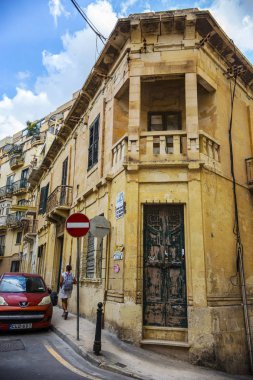 St. Julians, Malta - Ekim 2018: St. Julians, Malta'da geleneksel evlerin bulunduğu eski dar sokak